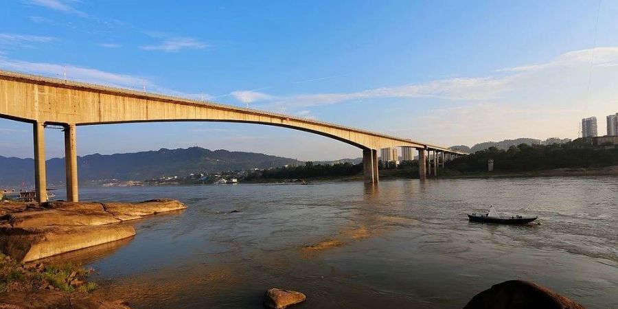 江安長江公路大橋，是金沙江、岷江在四川宜賓市會合正式稱為長江后，按沿江而下順序排列的第一座縣級已建成的長江大橋。大橋建成后貫通3條省道，將改善川南地區的路網結構，優化川南旅游環線，對促進地方經濟和社會發展起到推動作用。.jpg