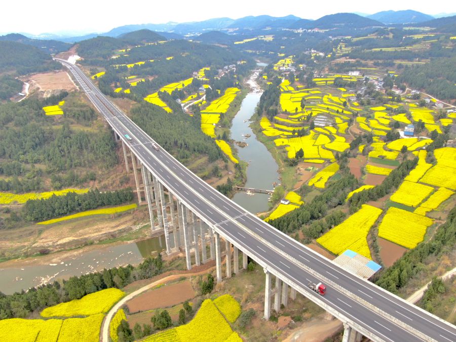 綿西高速梓江大橋，梓江大橋是綿西高速公路最大的一座橋梁，是關(guān)鍵節(jié)點工程，位于鹽亭縣毛公鄉(xiāng)白林村境內(nèi)，梓江大橋全長704米，主橋為72米+130米+72米的分離式連續(xù)鋼構(gòu)大橋。.jpg