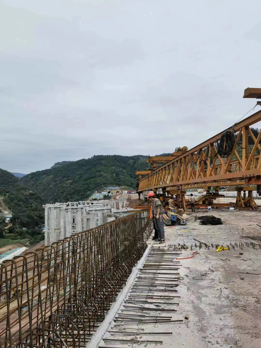 沿江高速寧攀段ZCB1-9、10項目震后排查架梁現(xiàn)場.jpg